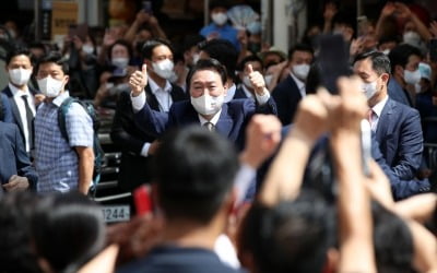 서문시장 상인들에 '쌍따봉' 날린 尹 "대구 생각하면 힘나"