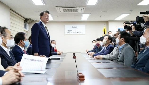 윤석열 대통령이 26일 오후 대구 중구 서문시장에서 열린 상인 간담회에서 일어서서 발언을 하고 있다. 대통령실사진기자단
