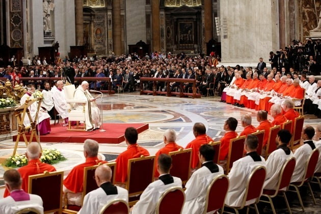 프란치스코 교황이 27일 바티칸 성 베드로 대성당에서 추기경 서임식을 주례하고 있다. /REUTERS 연합뉴스