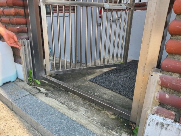 지난 26일 서울 서초구 방배동 남태령 전원마을 반지하 주택 입구에 차수판이 설치돼 있다.
