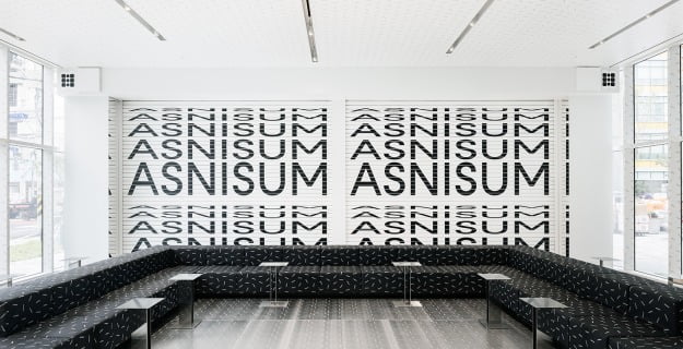 서울 성수동에 위치한 무신사 새 사옥 1층 카페 '아즈니섬(ASNISUM)' 전경. 무신사 제공.