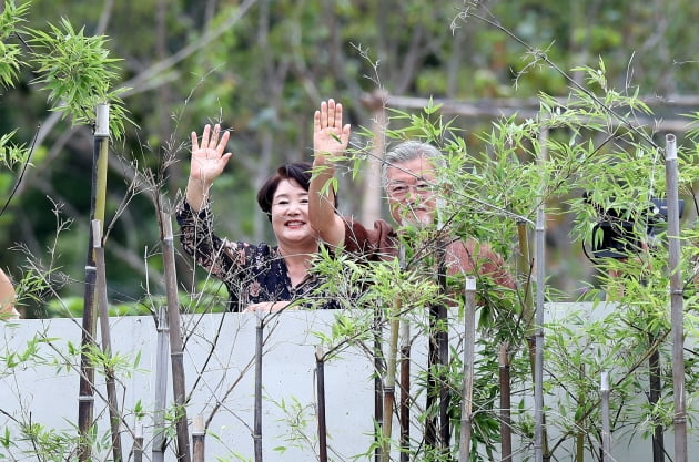 민주당 지도부 배웅하는 문재인 전 대통령과 김정숙 여사. /사진=연합뉴스