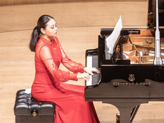 피아니스트 임주희가 지난 29일 롯데콘서트홀에서 레라 아우어바흐의 '메멘토 모리'를 연주하고 있다. / 두나이스 제공 