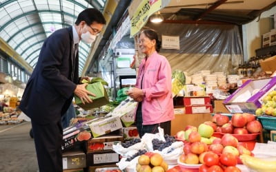 전통시장 간 방문규 국무조정실장…구매한 농수산물, 보육원에 '선물'