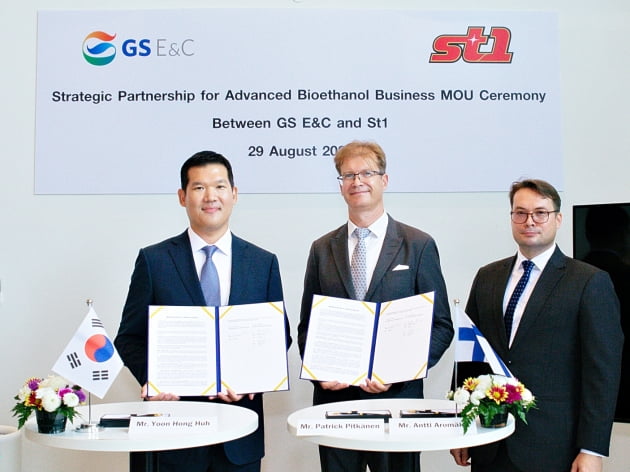 GS건설은 태국 방콕에서 St1 St1 재생에너지(Renewable Energy)(Thailand) Ltd와 '차세대 바이오에탄올 기술 개발 협력'을 위한 양해각서(MOU)를 체결했다고 31일 밝혔다. 사진=GS건설