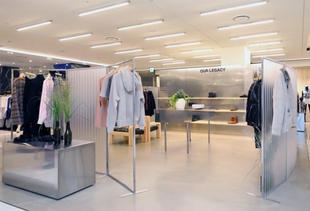 한섬이 스웨덴 패션 브랜드 '아워레가시' 단독 매장을 연다. (사진=현대백화점그룹)
