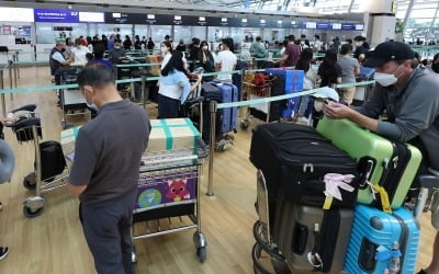입국전 코로나 검사 폐지 소식에…항공운송·카지노주 '들썩'