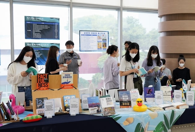 책 전시하고 비용 보전도…'북캉스' 기획한 삼성전기