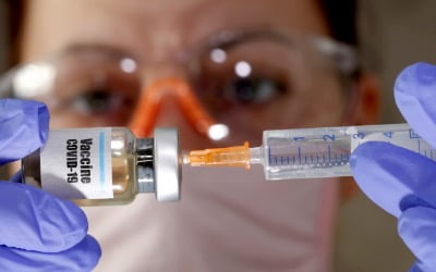 美 FDA, 오미크론 특화 화이자·모더나 백신 승인했다