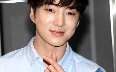 위너 강승윤, 신인 문지효 손잡고 거리 활보?…열애설에 YG 입장은