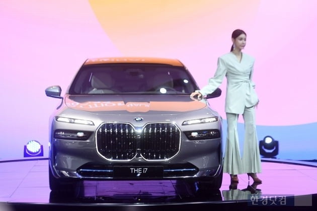 '2022 부산국제모터쇼' 프레스데이가 지난달 14일 부산 우동 벡스코(BEXCO)에서 열린 가운데 BMW 부스에서  순수 전기 플레그십 세단 i7이 공개 되고 있다.  /최혁 한경닷컴 기자 chokob@hankyung.com