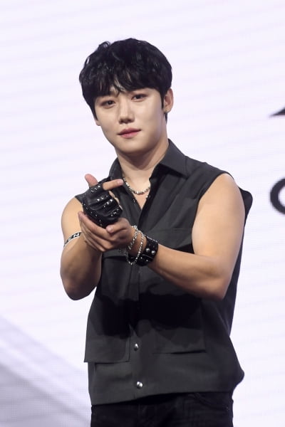 [포토] 골든차일드 장준, '섹시 공손 하트'