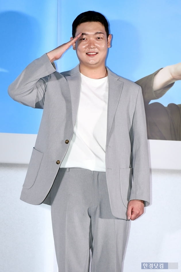 [포토] 김민호, '수줍은 미소로 거수경례'