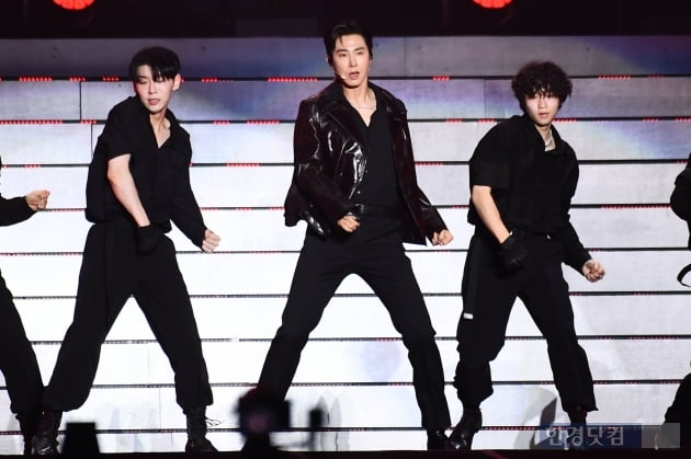 [포토] 유노윤호, '파워 넘치는 안무' (SMTOWN LIVE 2022)