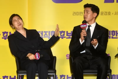 [포토] 라미란, '김무열 칭찬에 몸둘바 모르겠네~'