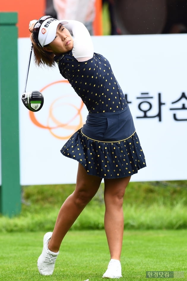 [포토] 신지은, '시선 사로잡는 멋진 티샷'