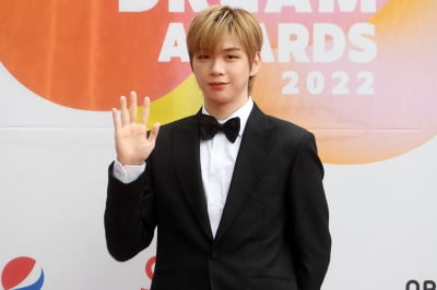 [포토] 강다니엘, '이제는 신사느낌 물씬~'