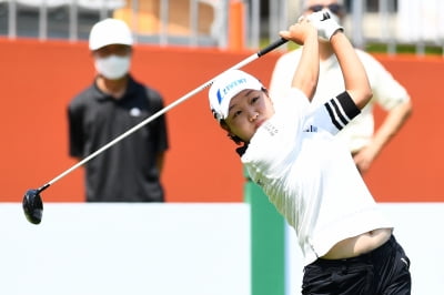 [포토] 조혜림, '친구들 응원 받고 힘찬 티샷'