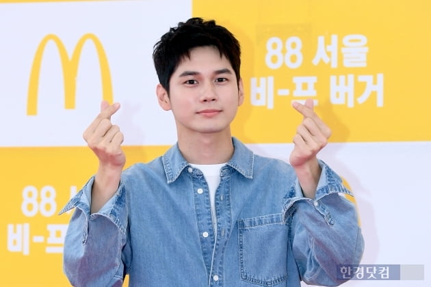 [포토] 옹성우, '멋진 모습으로 하트 뿅뿅'