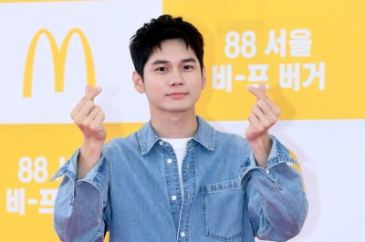 [포토] 옹성우, '멋진 모습으로 하트 뿅뿅'