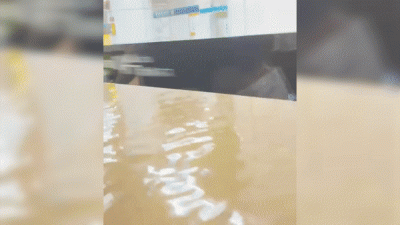 "하늘에 구멍났나" 지하철역 천장 '와르르'…강남 도로 방치된 고급차들 [영상]