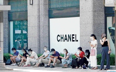 한국에서 돈 쓸어가더니…샤넬·루이비통의 '배신' [안혜원의 명품의세계]