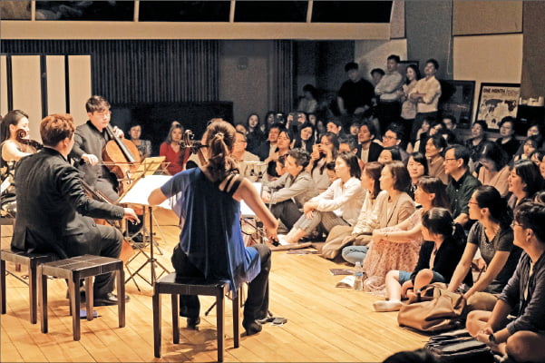 심준호·김대연·박유신·조윤경 첼리스트가 2019년 6월 서울 대학로 예술가의 집에서 공연하고 있다.  더하우스콘서트 제공 