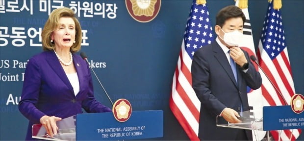 낸시 펠로시 미국 하원의장(왼쪽)이 지난 4일 방한해 김진표 국회의장과 회담한 뒤 공동기자회견에서 발언하고 있다. / 사진=한경 DB