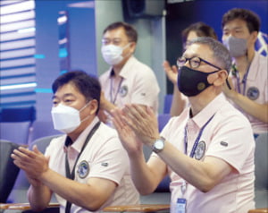항우연 연구진 ‘환호’ 5일 대전 한국항공우주연구원 연구진이 다누리와 팰컨9 분리 성공 소식을 듣고 박수 치며 환호하고 있다.  항우연 제공 