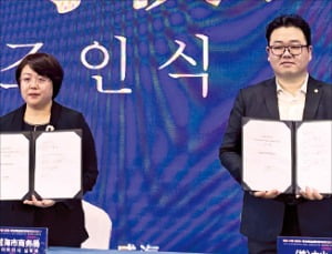 김윤재 웨이하이태산 대표(오른쪽)와 하린 웨이하이투자유치센터장은 지난 6일 물류사업 계약을 맺었다. 