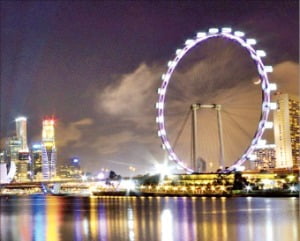 싱가포르 마리나베이의 세계 최대 규모 대관람차인 ‘싱가포르 플라이어’ 모습. 싱가포르관광청·뉴스파운디드닷컴 제공/연합뉴스 
