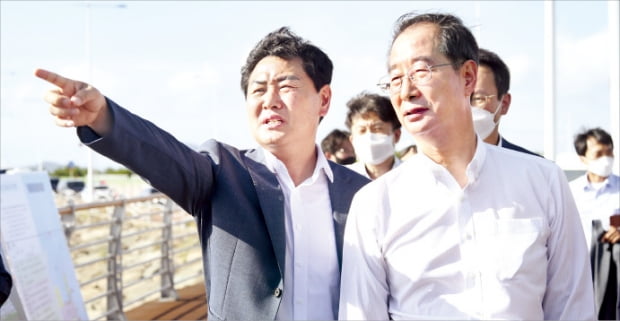 지난 3일 김관영 전북지사(왼쪽)가 한덕수 국무총리와 함께 새만금 33센터와 스마트 수변도시를 둘러보고 있다.  전북도청 제공 