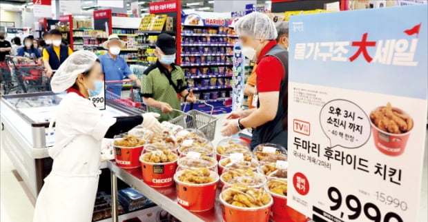 8일 홈플러스 서울 영등포점에서 열린 치킨 할인 판매 행사에 소비자들이 몰렸다.  허문찬 기자 