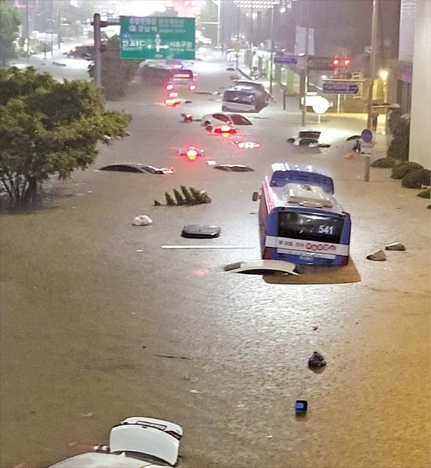 [포토] 기습폭우에 물바다된 강남 