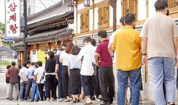 중복인 지난달 26일 서울 시내 한 삼계탕 전문점 앞에 시민들이 길게 줄을 서 있다.  한경DB 