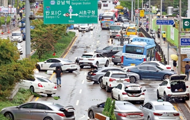 [포토] 물폭탄이 휩쓸고 간 강남…버려진 버스·車 수십대 뒤엉켰다