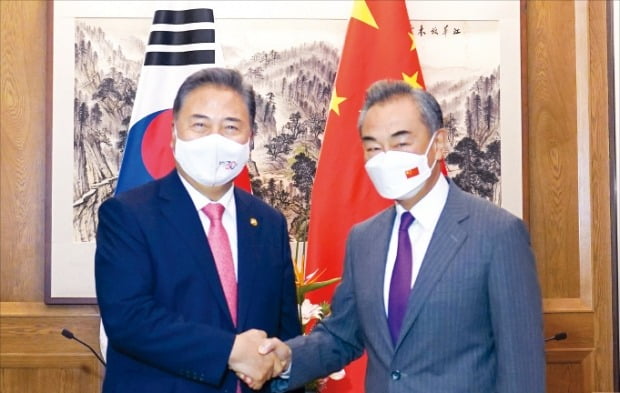 박진 외교부 장관(왼쪽)이 9일 중국 칭다오 지모고성군란호텔에서 왕이 중국 외교부 장관을 만나 회담에 앞서 악수하고 있다.  외교부  제공 
