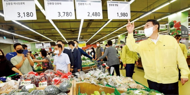 <마트 찾은 尹 “명절 물가 잡아야”> 윤석열 대통령이 11일 서울 양재동 농협하나로마트에서 식재료 가격을 살펴보고 있다. 윤 대통령은 앞서 개최한 제5차 비상경제민생회의에서 “국민들께서 피부로 느낄 수 있도록 명절 장바구니 물가를 잡아야 할 것”이라고 말했다.  김범준  기자 