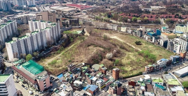 서울 용산구가 옛 유엔군사령부 부지에 아파트와 오피스텔, 호텔, 상업시설을 짓는 사업계획을 승인했다. 한남뉴타운과 인접한 이태원동 유엔사 부지 전경. /용산구 제공 