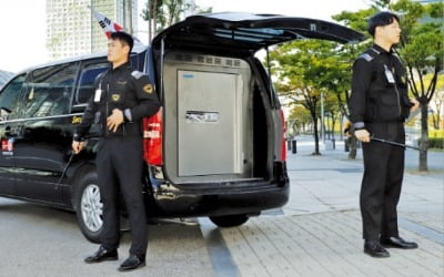 가스총 찬 보안요원 명품수송…속도 넘어 '차별화 배송' 격돌