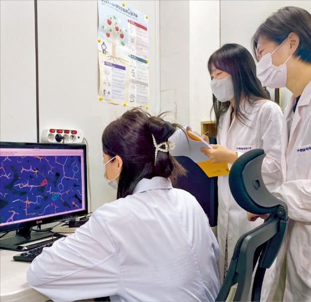 한국생명공학연구원 질환표적구조연구센터 연구원들이 단백질의 3차 구조를 분석하고 있다. /생명연 제공 