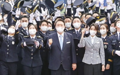 [포토] 경찰학교 졸업식 간 尹 "낡은 관행과 결별해야"