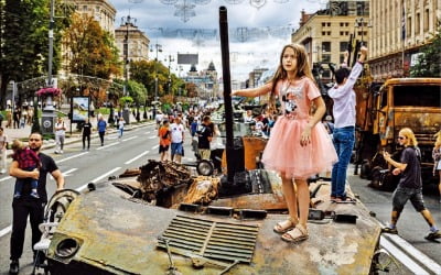 [포토] 독립기념일 앞둔 우크라, 노획한 러 전차 전시    