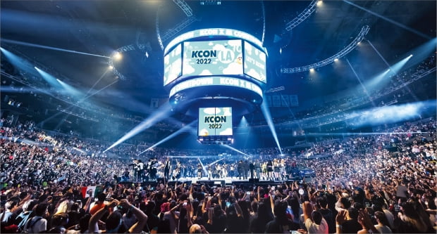 지난 20일 미국 로스앤젤레스 크립토닷컴 아레나에서 열린 ‘케이콘 2022’를 보러 온 수많은 관객이 K팝 스타들의 노래에 환호하고 있다. CJ ENM 제공 