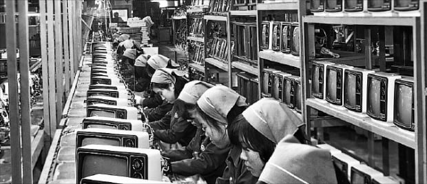 1970년대 삼성 생산라인. 삼성이노베이션박물관  