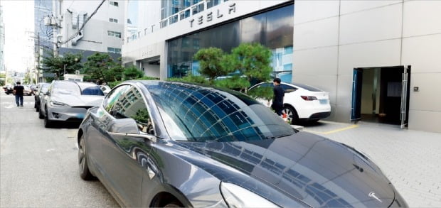 환경부가 사후서비스(AS) 인프라 수준에 따라 전기차 보조금을 차등화하는 방안을 추진하기로 했다. 23일 서울 시내의 한 전기차 서비스센터에 AS를 받으려는 차량이 줄지어 있다. /허문찬 기자 