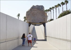 미국 로스앤젤레스 카운티 미술관(LACMA)에 있는 마이클 하이저의 설치작품 ‘공중에 뜬 바윗덩어리’.  /로스앤젤레스=이선아 기자 