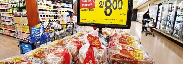 우크라이나 전쟁 이후 치솟았던 곡물 가격이 전쟁 전 수준으로 돌아갔다. 밀 가격은 부셸당 7.7달러로 사상 최고가를 기록한 지난 5월(12.8달러) 대비 40% 떨어졌다. 미국 캘리포니아주 몬테벨로의 한 슈퍼마켓에서 소비자들이 장을 보고 있다. /AFP연합뉴스 
