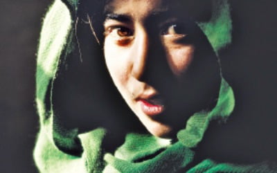 [이 아침이 사진] 호기심 가득한 파키스탄 소녀의 눈빛