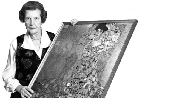  클림트가 그린 숙모의 초상화 ‘아델레 블로흐 바우어의 초상’을 들고 있는 마리아 알트만. 